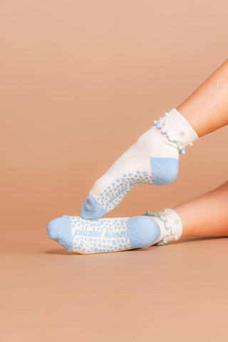 Oyster Shell Ruffle Grip Socks